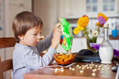 La publicité influence le comportement alimentaire dès le plus jeune âge.