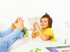 Le clapping game consiste à applaudir avec ses deux mains pour stimuler les deux hémisphères du cerveau.