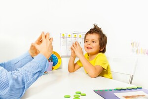 Le clapping game consiste à applaudir avec ses deux mains pour stimuler les deux hémisphères du cerveau.