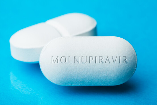 Molnupiravir, un nouvel antiviral contre le Covid-19 à l'histoire mouvementée