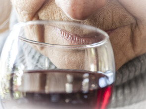 Les aînés sont plus sensibles et vulnérables aux effets de l'alcool.