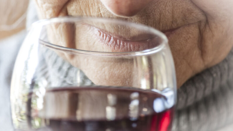 Les aînés sont plus sensibles et vulnérables aux effets de l'alcool. - Alternative Santé