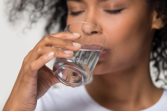 La déshydratation survient lorsque les apports en eau et sels minéraux sont inférieurs aux pertes.