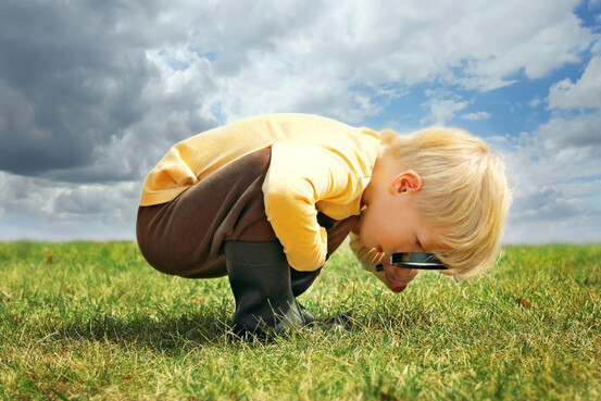 Jean Piaget souligne le rôle moteur de la curiosité dans le développement intellectuel et psychologique des enfants.