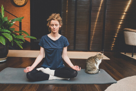 La méditation Samatha se pratique dans une position stable et confortable.