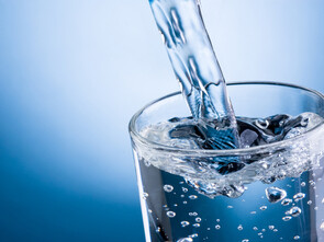 Boire de l'eau pour vieillir en meilleure santé