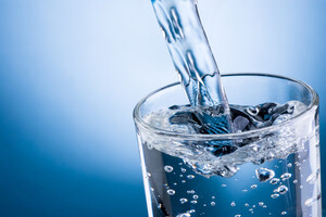Boire de l'eau pour vieillir en meilleure santé