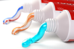 Le dioxyde de titane, toujours autorisé dans les dentifrices