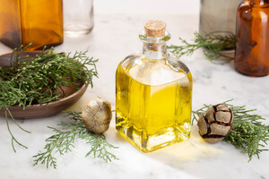 L’huile essentielle de cyprès est veinoconstrictive, décongestionnante et anti-inflammatoire.