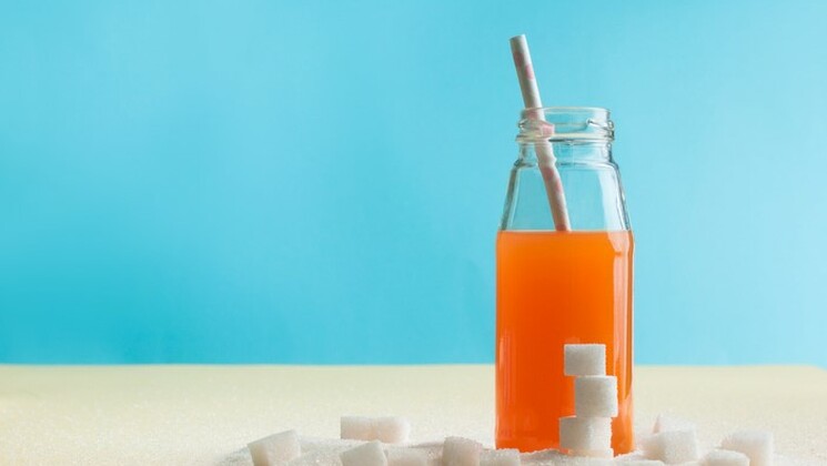 Un grand verre de jus d’orange équivaut à quatre sucres.