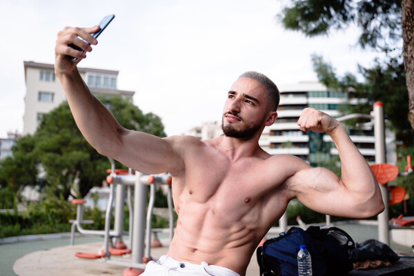 Rôle central des réseaux sociaux dans la diffusion de normes de beauté irréalistes