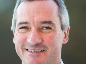 Le professionnel en APA travaille en général dans deux types d’environnements institutionnel et social.