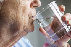Les recommandations concernant l’hydratation varient de 1,6 à 2,1 litres de liquide par jour pour les femmes, et de 2 à 3 litres pour les hommes.