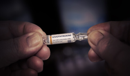 Le traitement officiel de l’hypothyroïdie est la prescription de lévothyroxine (Lévothyrox), une T4 de synthèse.