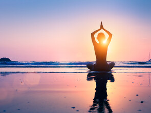 Le jeûne est parfois associé à des pratiques de bien-être comme le yoga.