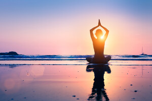 Le jeûne est parfois associé à des pratiques de bien-être comme le yoga.