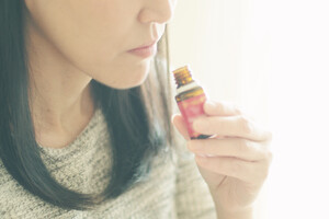 Rééducation olfactive grâce aux huiles essentielles.