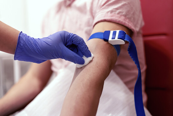 Un simple test sanguin permettrait de détecter les risques d'anévrisme. 